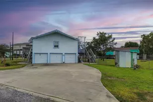 1045 12th St, Dickinson, TX 77539 - Photo 8