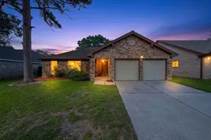 16747 Square Rigger Ln, Friendswood, TX 77546 - Photo 2