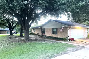 206 Heath Ave, Madisonville, TX 77864 - Photo 1