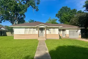 913 Fowlkes St, Sealy, TX 77474 - Photo 1