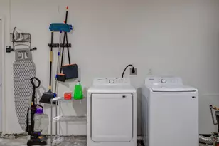 9515 Meadowglen Ln, Houston, TX 77063 - Photo 20