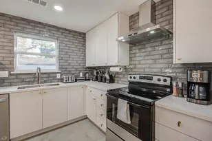 9515 Meadowglen Ln, Houston, TX 77063 - Photo 6