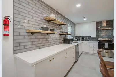 9515 Meadowglen Lane, Houston, TX 77063 - Photo 8