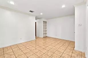 10652 Hazelhurst Dr, Houston, TX 77043 - Photo 4