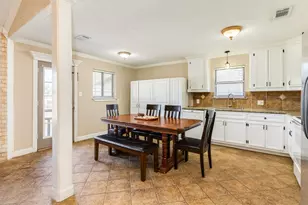 1112 W Mulberry St, Angleton, TX 77515 - Photo 4