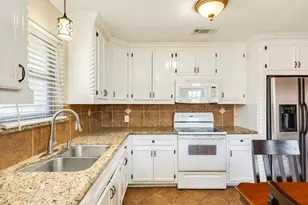 1112 W Mulberry St, Angleton, TX 77515 - Photo 8