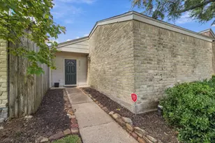 2002 Courtney Ln Dr, Houston, TX 77042 - Photo 2