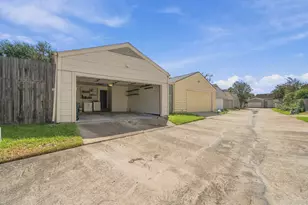 2002 Courtney Ln Dr, Houston, TX 77042 - Photo 30