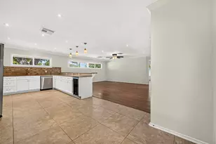 11310 Gaymoor Dr, Houston, TX 77035 - Photo 12