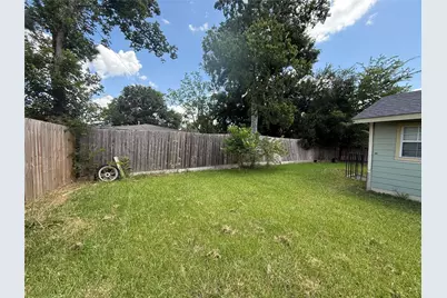 5651 Lyndhurst Drive, Houston, TX 77033 - Photo 18