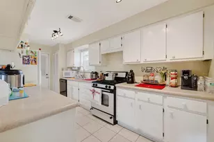 9634 Windswept Ln, Houston, TX 77063 - Photo 14