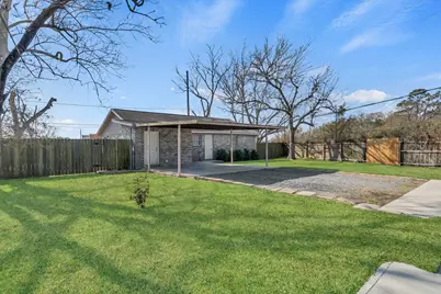 101 Lincoln Cedar Drive, Baytown, TX 77523 - Photo 2