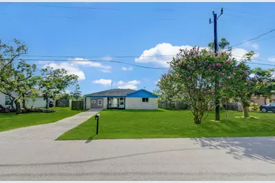 131 Lakewood Drive, Clute, TX 77531 - Photo 2