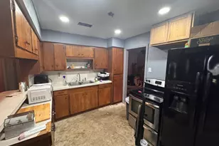 1101 Southampton Dr, Angleton, TX 77515 - Photo 2