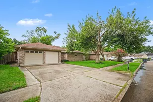 2313 Goodrich St, Pearland, TX 77581 - Photo 2