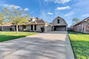 2011 Amado Ln, League City, TX 77573 - Photo 2