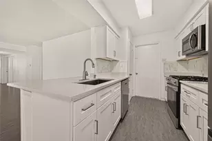 11819 S Evelyn Cir, Houston, TX 77071 - Photo 14