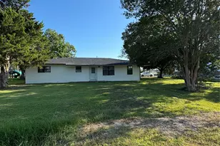 201 E Austin Ave, Palacios, TX 77465 - Photo 2
