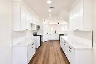 13538 Shadow Falls Ct, Houston, TX 77059 - Photo 10