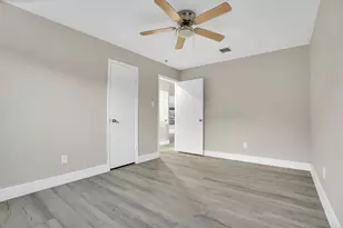 11710 Bowlan Ln, Houston, TX 77035 - Photo 20