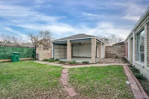 11710 Bowlan Ln, Houston, TX 77035 - Photo 6