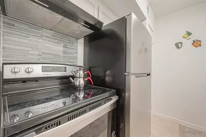2201 Fountain View Drive #9, Houston, TX 77057 - Photo 16