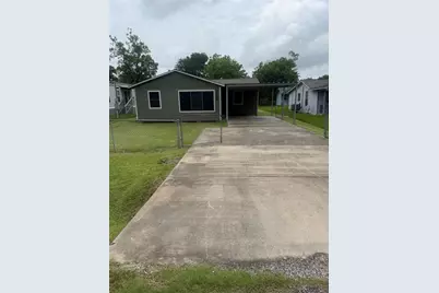 720 Austin Street, Clute, TX 77531 - Photo 1