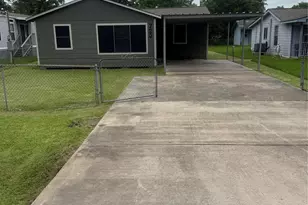 720 Austin St, Clute, TX 77531 - Photo 1
