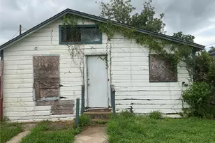 213 E Bernard St, Clute, TX 77531 - Photo 2