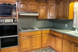 404 Svoboda St, Yoakum, TX 77995 - Photo 16