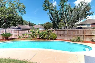 2810 White Oak Ln, Pearland, TX 77584 - Photo 2