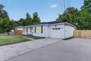 310 Nasturtium St, Lake Jackson, TX 77566 - Photo 2