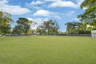 203 S 6th St, Highlands, TX 77562 - Photo 6