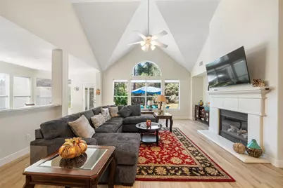 2 N Chantsong Circle, The Woodlands, TX 77382 - Photo 4