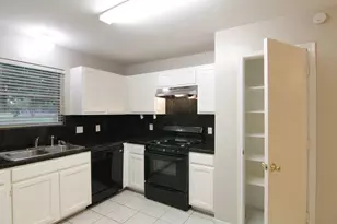 8230 Golf Green Cir, Houston, TX 77036 - Photo 8