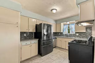 3002 Columbia St, Baytown, TX 77521 - Photo 8