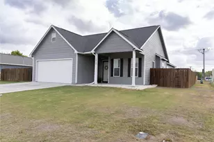 1912 Lynn St, El Campo, TX 77437 - Photo 2