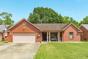 617 E Myrtle St, Angleton, TX 77515 - Photo 1