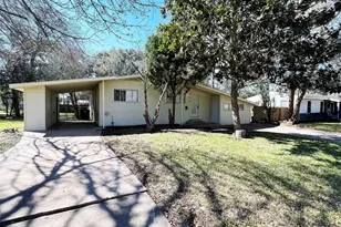 216 Camellia St, Lake Jackson, TX 77566 - Photo 2
