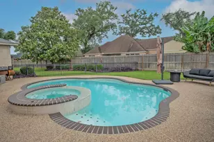56 English Oak Ct, Lake Jackson, TX 77566 - Photo 2