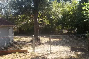 1004 E Thiel Street E, Brenham, TX 77833 - Photo 10