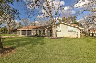 416 Southern Oaks Dr, Lake Jackson, TX 77566 - Photo 2