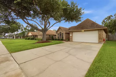 712 Manor Drive, Angleton, TX 77515 - Photo 2