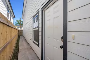 8124 Sterlingshire St, Houston, TX 77078 - Photo 6