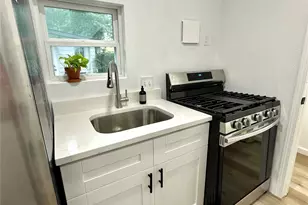 32 Farrell St, Houston, TX 77022 - Photo 2