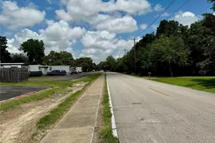 1718 W Dumble St, Alvin, TX 77511 - Photo 14