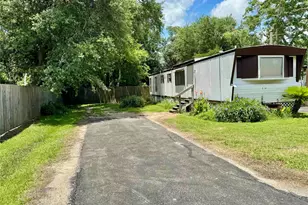 1718 W Dumble St, Alvin, TX 77511 - Photo 12