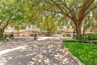48 Bayou Pointe Drive, Houston, TX 77063 - Photo 2