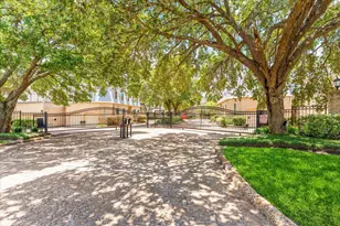48 Bayou Pointe Dr, Houston, TX 77063 - Photo 2