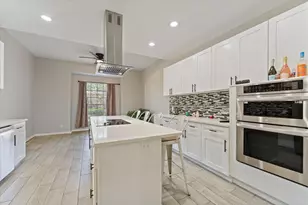 48 Bayou Pointe Dr, Houston, TX 77063 - Photo 16